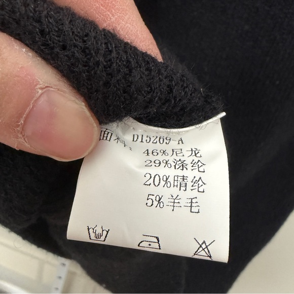 Elegant Black Sweater with Pearl Detailing - Picture 5 of 5